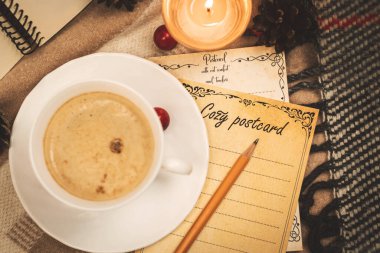 Bir fincan sıcak çikolata ve dekorasyonlu samimi kartlar, yılın sezonunun fotoğrafı.