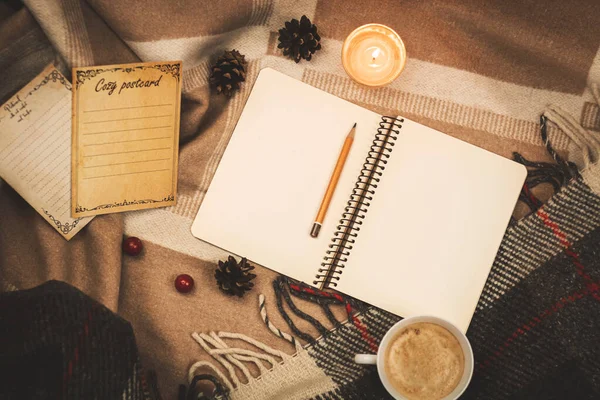 Ev samimi atmosfer, uzay defterini kalem ile kopyala. Sıcak, sıcak tonlarda bir fotoğrafın üzerine uzan.