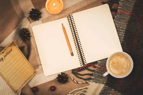 Ev samimi atmosfer, uzay defterini kalem ile kopyala. Sıcak, sıcak tonlarda bir fotoğrafın üzerine uzan.