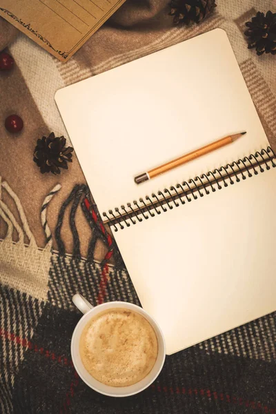 Konforlu kompozisyon dikey fotoğraf, mum ışığında ve sıcak bir ev fotoğrafında uzay defterini kalem ile kopyala