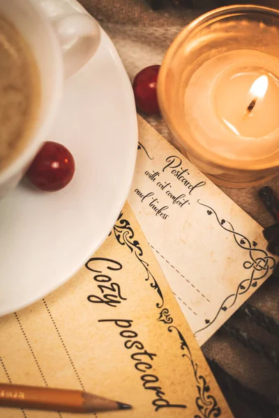 Romantik mektuplar, mum ışığı ve ekoseli kartpostallarla dolu kartpostallar, sıcacık ve samimi tonlarda, dikey