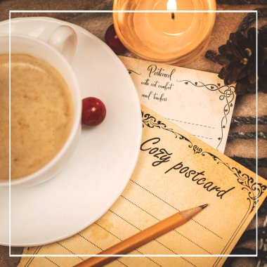 Romantik mektup, kalemle tebrik kartı, mum ışığı ve ekose ile akşam, ev konforu, kare şablon tasarımı fotoğrafı