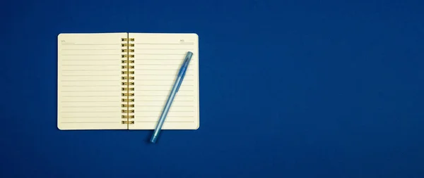 Блокнот Нотаток Ручки Простому Синьому Фоні Плоский Дизайн Вид Зверху — стокове фото