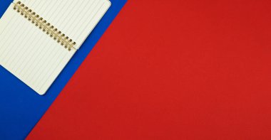 Basit bir düz arkaplan, pankart, kopyalama alanı, üst görünüm fotoğrafı üzerinde not defteri olan minimal tasarım, işyeri, masaüstü