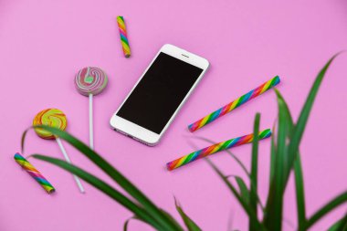 Akıllı telefon, tatlı yemek, düz tasarım ve pembe arkaplan fotoğraflı popüler konsept masaüstü