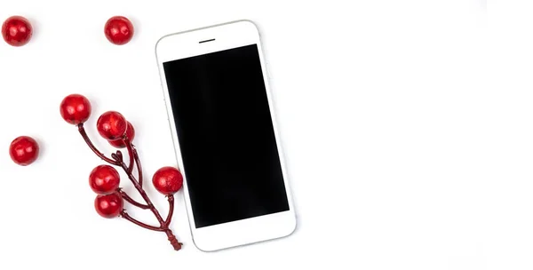 Современная Концепция Смартфона Белом Изолированном Фоне Декоративными Красными Ягодами — стоковое фото