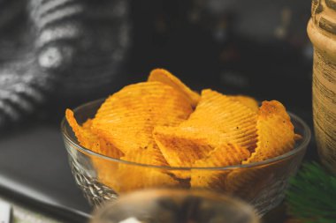 Evde yalnız film izlemek, sağlıksız yemek, atıştırmak, patates cipsi kasede, dizüstü bilgisayarda, rahat kış arkaplanı. Yüksek kalite fotoğraf