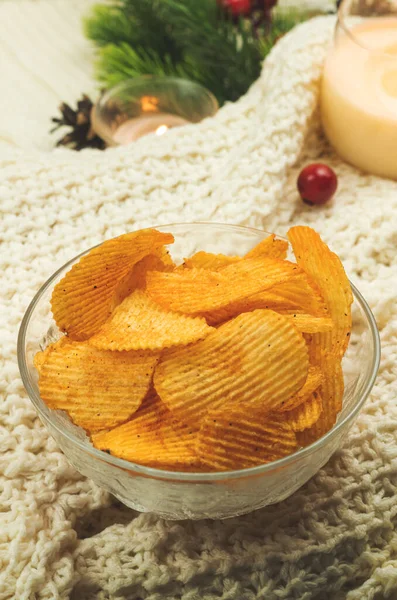 Σοκολατένια popato chips σε διάφανο μπολ σε άνετο φόντο, πουλόβερ, χειμωνιάτικη διακόσμηση, σύνθεση με χώρο αντιγραφής — Φωτογραφία Αρχείου