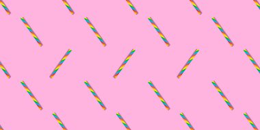 Pastel arka planda gölgeleri olan modaya uygun dikişsiz şeker kalıpları düz dizayn, modern tarz, üst görünüm. Yüksek kalite fotoğraf