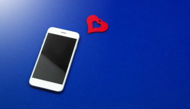Akıllı telefondaki aşk mesajı kavramı, Sevgililer Günü kalbi, yeni takipçi, düz mavi arka planda pankart tasarımı. Yüksek kalite fotoğraf