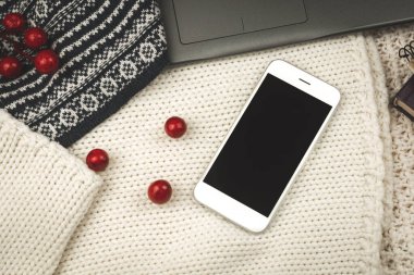 Örgü kazaklar, siyah akıllı telefon ve rahat kompozisyon, kendini izole ettikten sonra iş yeri, fotoğraf.