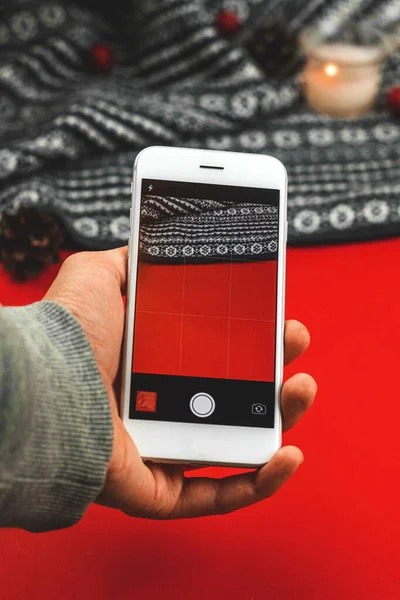 Koncept Člověka Držící Smartphone Domácím Komfortu Pozadí Útulný Mockup Červenými — Stock fotografie