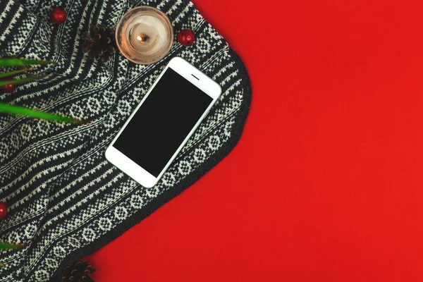 Aconchegante Hygge Fundo Com Smartphone Vela Camisola Malha Vermelho Composição — Fotografia de Stock