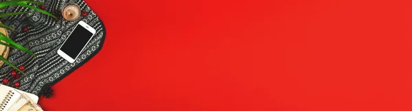 Düz Konum Örülmüş Kırmızı Arkaplan Akıllı Telefon Mum Dekorasyon Hygge — Stok fotoğraf