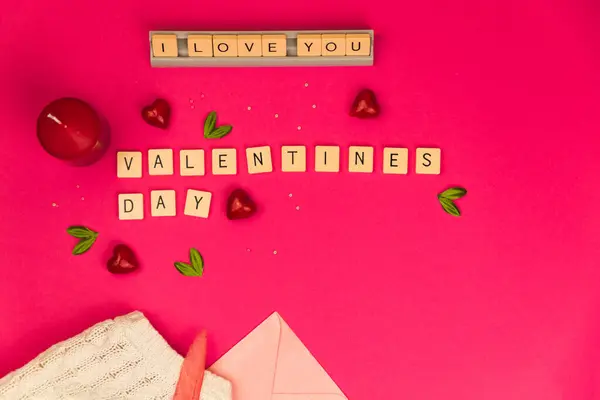 Woorden Die Van Hou Concept Kubussen Roze Achtergrond Decoratie Valentijnsdag — Stockfoto