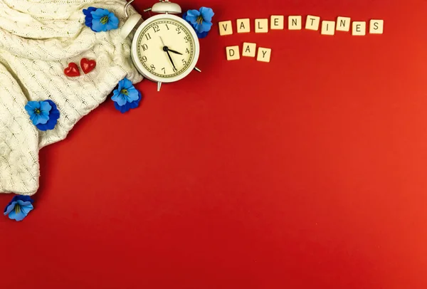 Plano Criativo Leigos Dia Dos Namorados Fundo Vermelho Espaço Cópia — Fotografia de Stock