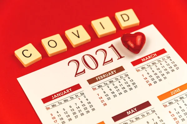 Covid 19パンデミック時のバレンタインデー 2021年カレンダー 銘文と赤いハートの背景 — ストック写真