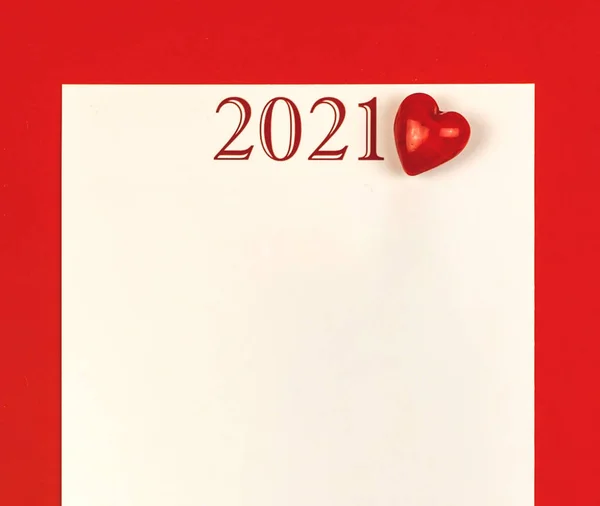 Plantilla 2021 o concepto de maqueta sobre fondo rojo con corazón rojo — Foto de Stock