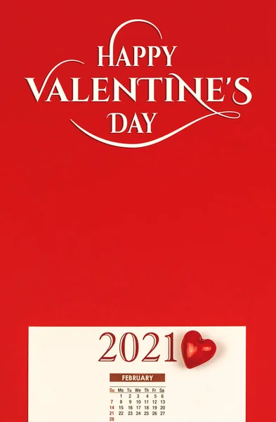 Feliz día de San Valentín concepto de tarjeta de felicitación, composición con 2021 calendario enero sobre fondo rojo con corazón e inscripción — Foto de Stock