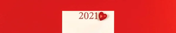 Banner de plantilla 2021 año con un corazón sobre fondo rojo, diseño para bloggers — Foto de Stock