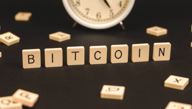 Bitcoin kelimesi kapalı pankart, siyah arkaplan. Yüksek kalite fotoğraf
