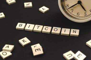 Bitcoin kelime konsepti, en popüler kripto para birimi, etiket kapağı arka planı, iş şablonu fotoğrafı