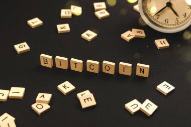 Yaratıcı bitcoin şifreleme para birimi arka planı, zaman siyah üzerinde para kavramı alarmlı saat fotoğrafı ile