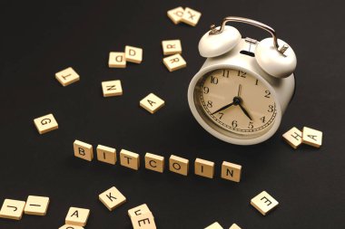Bitcoin kelime konsepti, en popüler kripto para birimi, etiket kapağı arka planı, iş şablonu fotoğrafı