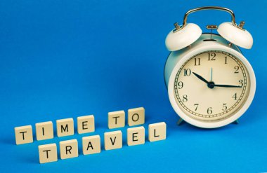 Seyahat sloganı, gezi konsepti 2021, izole edilmiş alarm saati ile mavi arka plan kompozisyonu, kopyalama alanı