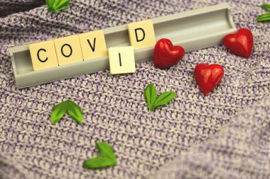 Sevgililer Günü 2021 konsepti kırmızı kalp ve kelime COVID-19 örgü arka plan, tebrik kartı fotoğrafı