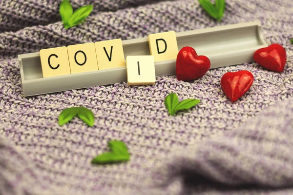 バレンタインデー2021赤いハートと単語Covid 19のコンセプト組成ニットの背景に グリーティングカードの写真 — ストック写真