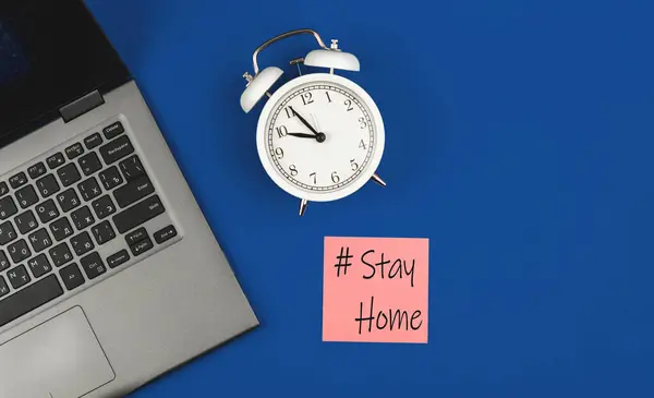 Bleiben Sie Hause Flach Legen Arbeitsplatzkonzept Mit Einer Textinschrift Laptop — Stockfoto
