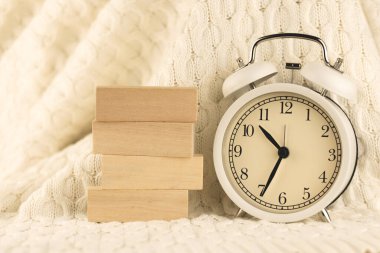 Metin için yeri olan tahta çivi ve bloklar, konsept konsept arkaplan veya alarmlı saat fotoğraflı şablon