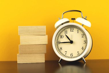 Ahşap askılar, bloklar, çalar saat şablonu, zaman teması, strateji veya planlar için kavramsal fotoğraf, fotoğraf için yer alan iş konsepti