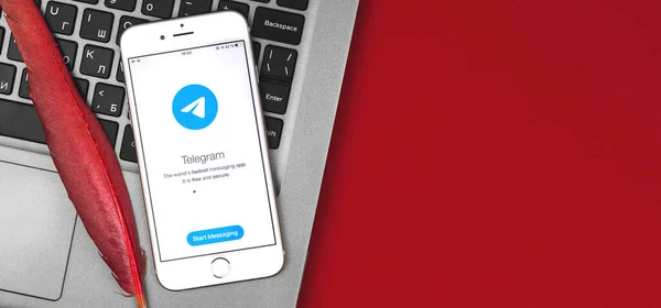 Kharkov Ukraine 2021年1月26日 Apple Iphone上のソーシャルネットワーク電報 テキストメッセージ 赤い羽とフラットレイ写真のためのメッセンジャーの創造的なバナー — ストック写真