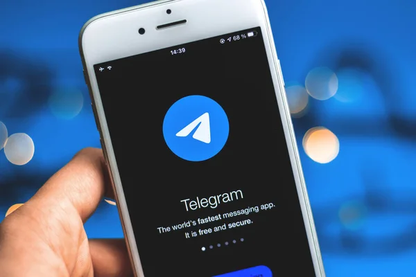 2021年1月26日 乌克兰哈尔科夫 苹果公司Iphone上Telegram社交媒体图标的特写 蓝色背景 带有Bokeh Phoro — 图库照片