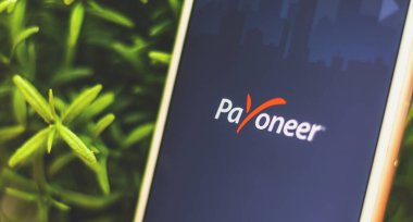 Kharkov, Ukrayna - 26 Ocak 2021: Apple iPhone akıllı telefon ekranında Paanyone uygulaması, çevrimiçi elektronik finans ödeme sistemi pankartı, fotoğraf