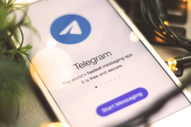 Kharkov, Ukrayna - 26 Ocak 2021: Akıllı telefon, sosyal ağ ekranında Telegram uygulamasının neşeli fotoğrafı, Bokeh ile haberci fotoğrafı