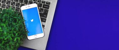 Kharkov, Ukrayna - 26 Ocak 2021: Apple iPhone 'daki twitter sosyal ağ uygulamasının logosu, düz konum afişi, maketi, işyeri ve uzay fotoğrafını kopyala