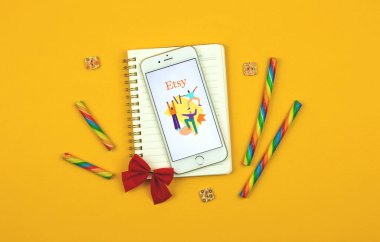 Kharkov, Ukrayna - 5 Şubat 2021: Apple akıllı telefonundaki Etsy uygulamasının yaratıcı geçmişi, el yapımı ürünlerin e-ticaret sitesi, logo ve simge, düz konum