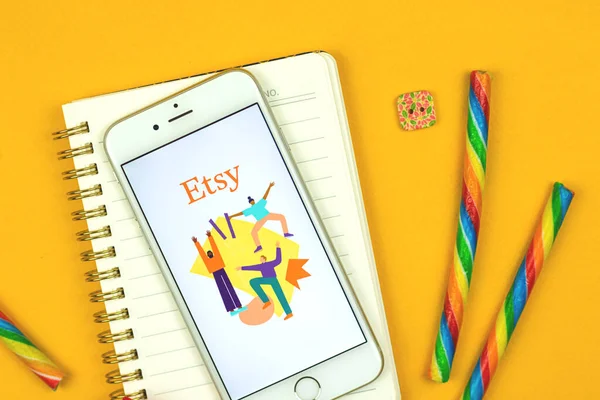 Kharkov, Ukrayna - 5 Şubat 2021: Apple akıllı telefonundaki Etsy uygulamasının kapatılması, el yapımı ürünlerin e-ticaret sitesi, logo ve simge, düz konum