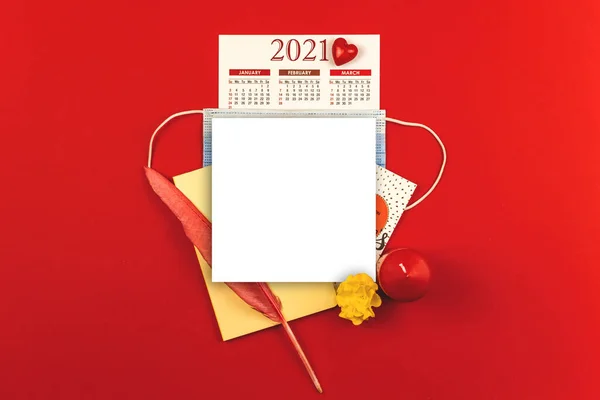 Feliz día de San Valentín COVID-19 2021 composición de maqueta cuadrada, plantilla con fondo rojo y máscara médica — Foto de Stock