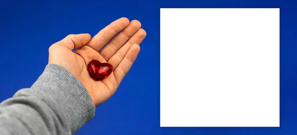 Открытки на день Святого Валентина макет баннер, красные сердца в руках мальчиков, синий фон и копировать пространство — стоковое фото