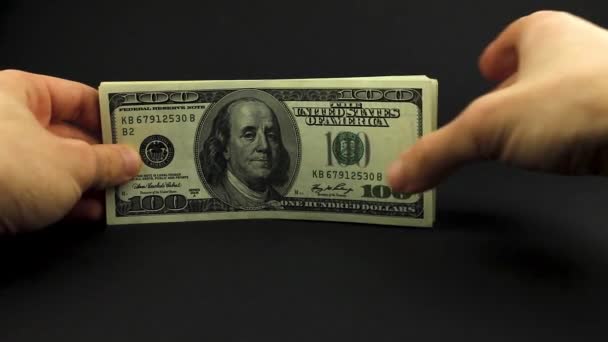 Detailní Záběr Man Ruce Hromadou Peněz Americké Dolary Černém Pozadí — Stock video