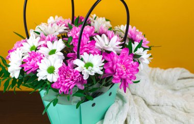 Bahar çiçeği arkaplanı, hediye olarak sepetinde güzel çiçekler, bayanların bayram fotoğrafı.