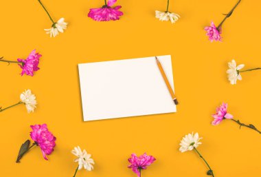 Bahar tebrik kartı modeli pembe ve beyaz çiçekli kenar, düz alan, üst manzara ve sarı arkaplan fotoğrafı