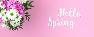 Merhaba bahar düz kompozisyonu metin işareti ve yazıt, çiçek buketi ve afiş boyutunda fotoğraf