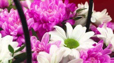 Güzel bir çiçek buketi sunumu kapat