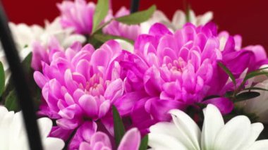 Güzel bir çiçek buketi sunumu kapat