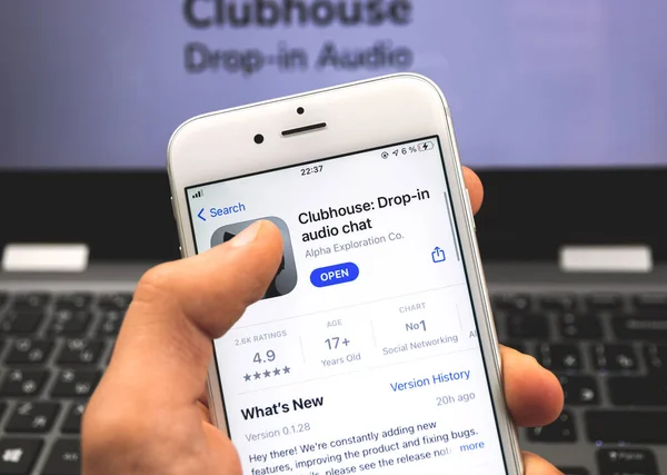 2021年2月21日 乌克兰哈尔科夫 在Apple Iphone智能手机上发布Clubhouse应用程序 — 图库照片